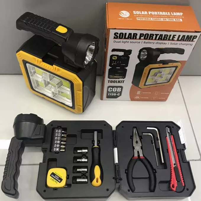 LÁMPARA SOLAR CON KIT DE HERRAMIENTAS